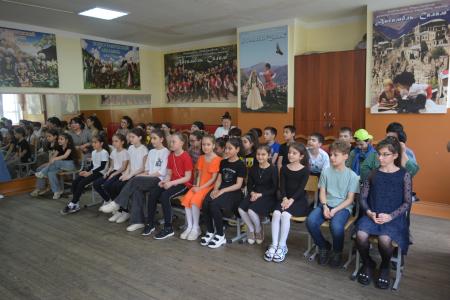 Коммунисты и комсомольцы Дагестана поздравили детей с Международным днем защиты детей