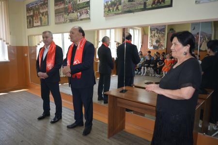 Коммунисты и комсомольцы Дагестана поздравили детей с Международным днем защиты детей