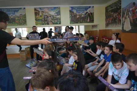 Коммунисты и комсомольцы Дагестана поздравили детей с Международным днем защиты детей