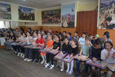 Коммунисты и комсомольцы Дагестана поздравили детей с Международным днем защиты детей