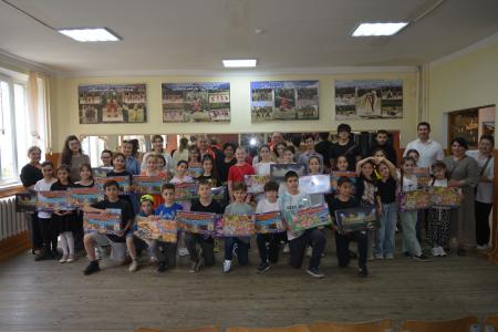 Коммунисты и комсомольцы Дагестана поздравили детей с Международным днем защиты детей