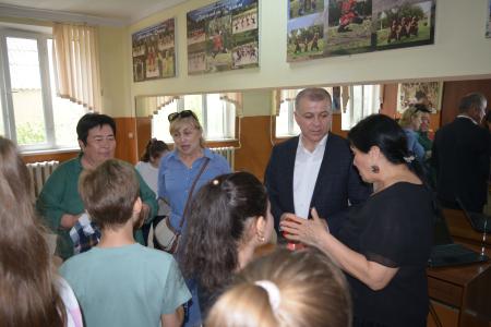 Коммунисты и комсомольцы Дагестана поздравили детей с Международным днем защиты детей