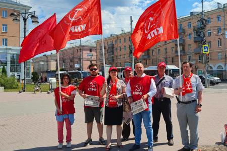 Рязанские коммунисты отметили День защиты детей пикетами и концертом