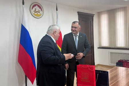 Глава делегации от Госдумы Казбек Тайсаев принял участие в мониторинге парламентских выборов в Южной Осетии