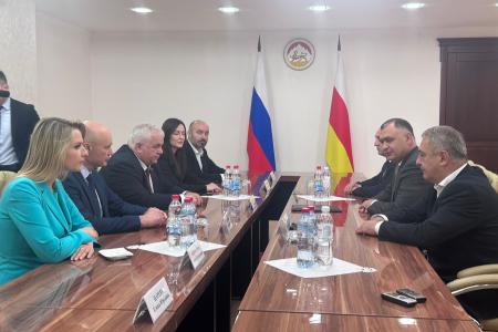 Глава делегации от Госдумы Казбек Тайсаев принял участие в мониторинге парламентских выборов в Южной Осетии