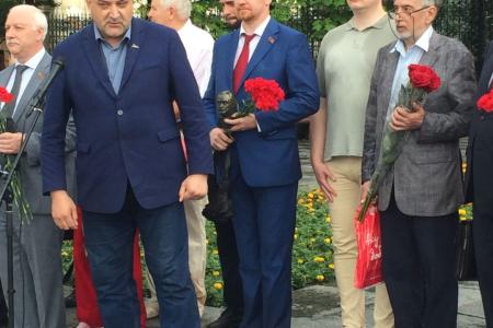 Столичные коммунисты возложили цветы к памятнику Г.М. Димитрову