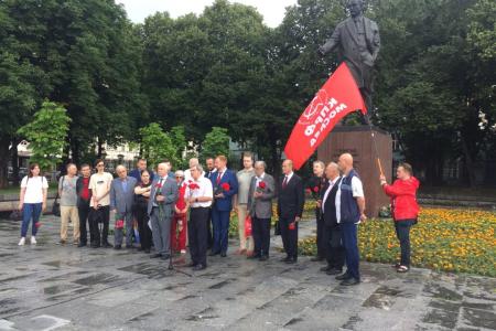 Столичные коммунисты возложили цветы к памятнику Г.М. Димитрову