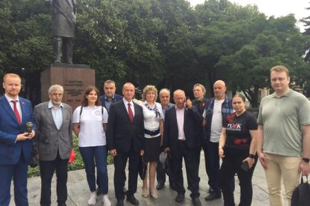 Столичные коммунисты возложили цветы к памятнику Г.М. Димитрову