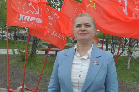 Магаданские коммунисты провели акцию "красные в городе"