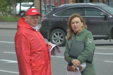 Магаданские коммунисты провели акцию "красные в городе"