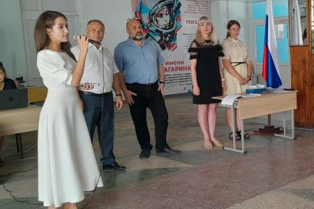 Запорожская область. Лидер местных коммунистов Олег Слюсаренко поздравил выпускников с окончанием школы