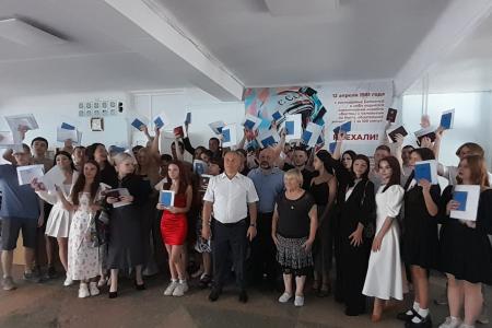 Запорожская область. Лидер местных коммунистов Олег Слюсаренко поздравил выпускников с окончанием школы