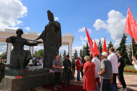 Коммунисты и комсомольцы Мордовии почтили память павших в годы Великой Отечественной войны