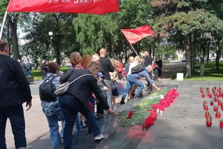 Вологодские коммунисты возложили цветы к Вечному огню