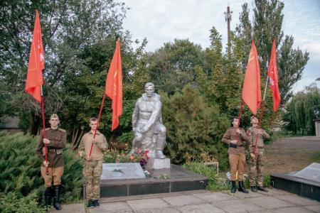 Комсомольский актив ЛНР собрался в 4 утра на месте подвига политрука Еременко
