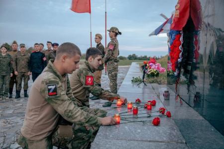 Комсомольский актив ЛНР собрался в 4 утра на месте подвига политрука Еременко