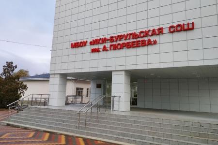 Первый секретарь Калмыцкого рескома партии Николай Нуров поздравил выпускников и проинспектировал ход капремонта сельской школы
