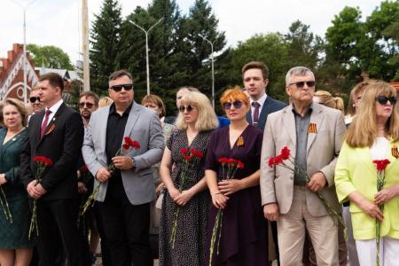 Коммунисты Приамурья возложили цветы и венки к Вечному огню в Благовещенске
