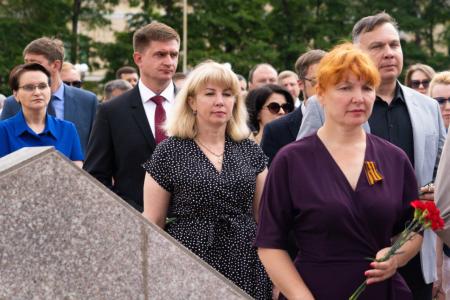 Коммунисты Приамурья возложили цветы и венки к Вечному огню в Благовещенске