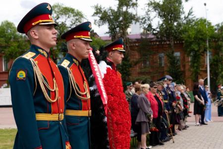Коммунисты Приамурья возложили цветы и венки к Вечному огню в Благовещенске