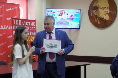 В Воронежском обкоме КПРФ состоялось торжественное награждение  победителей конкурса рисунков «Парад победы»
