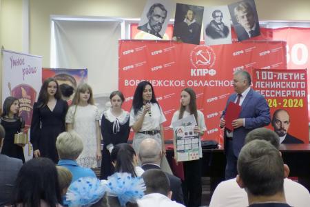 В Воронежском обкоме КПРФ состоялось торжественное награждение  победителей конкурса рисунков «Парад победы»