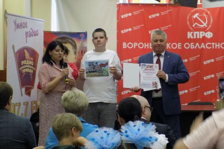 В Воронежском обкоме КПРФ состоялось торжественное награждение  победителей конкурса рисунков «Парад победы»