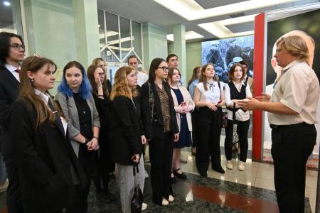 Студенты Российского государственного гуманитарного университета посетили выставку, посвящённую лидеру партии Г. А. Зюганову