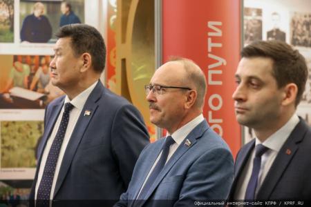 В Госдуме открылась выставка, посвященная юбилею лидера КПРФ
