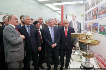 В Госдуме открылась выставка, посвященная юбилею лидера КПРФ
