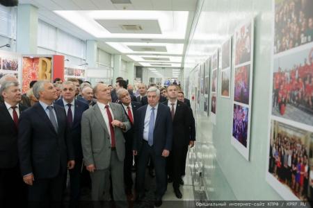 В Госдуме открылась выставка, посвященная юбилею лидера КПРФ