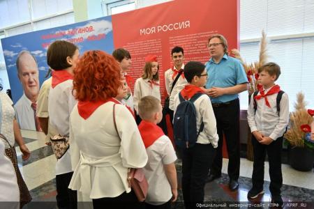 Московские коммунисты и сторонники КПРФ посетили выставку «Геннадий Зюганов. Время. События. Люди»