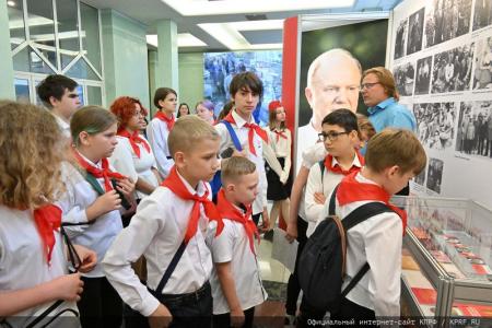 Московские коммунисты и сторонники КПРФ посетили выставку «Геннадий Зюганов. Время. События. Люди»