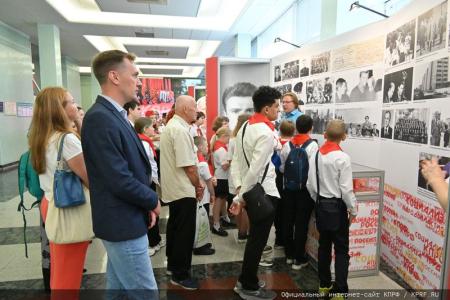 Московские коммунисты и сторонники КПРФ посетили выставку «Геннадий Зюганов. Время. События. Люди»