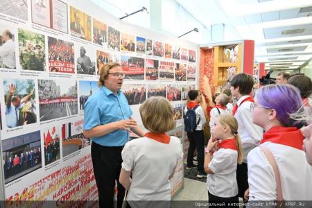Московские коммунисты и сторонники КПРФ посетили выставку «Геннадий Зюганов. Время. События. Люди»