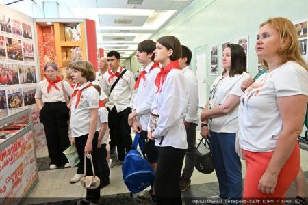 Московские коммунисты и сторонники КПРФ посетили выставку «Геннадий Зюганов. Время. События. Люди»
