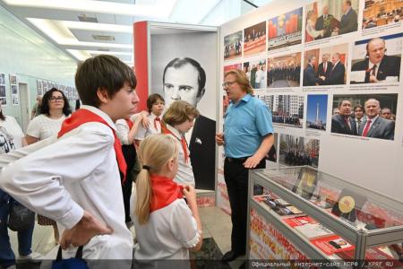 Московские коммунисты и сторонники КПРФ посетили выставку «Геннадий Зюганов. Время. События. Люди»