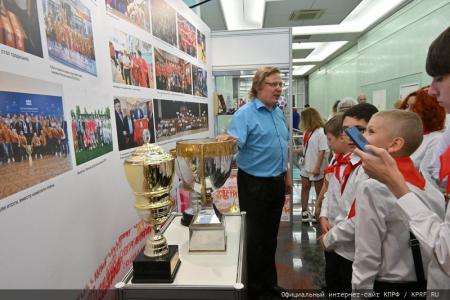 Московские коммунисты и сторонники КПРФ посетили выставку «Геннадий Зюганов. Время. События. Люди»