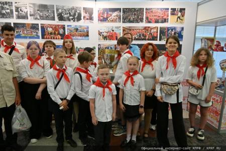 Московские коммунисты и сторонники КПРФ посетили выставку «Геннадий Зюганов. Время. События. Люди»