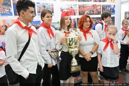 Московские коммунисты и сторонники КПРФ посетили выставку «Геннадий Зюганов. Время. События. Люди»