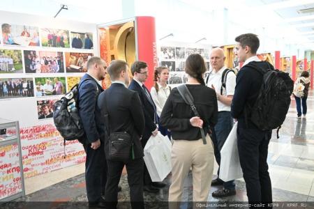 Московские коммунисты и сторонники КПРФ посетили выставку «Геннадий Зюганов. Время. События. Люди»