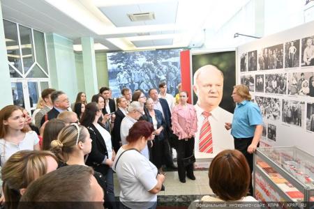 Московские коммунисты и сторонники КПРФ посетили выставку «Геннадий Зюганов. Время. События. Люди»
