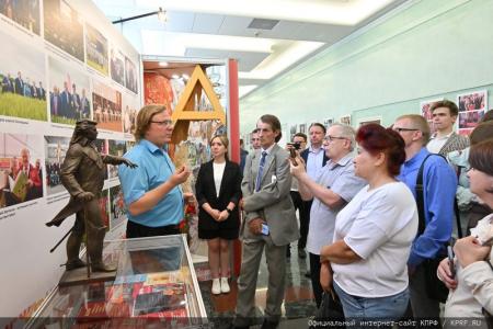 Московские коммунисты и сторонники КПРФ посетили выставку «Геннадий Зюганов. Время. События. Люди»