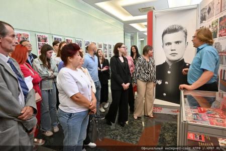Московские коммунисты и сторонники КПРФ посетили выставку «Геннадий Зюганов. Время. События. Люди»