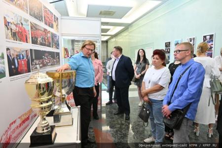 Московские коммунисты и сторонники КПРФ посетили выставку «Геннадий Зюганов. Время. События. Люди»