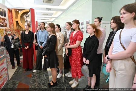 Московские коммунисты и сторонники КПРФ посетили выставку «Геннадий Зюганов. Время. События. Люди»