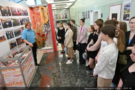 Московские коммунисты и сторонники КПРФ посетили выставку «Геннадий Зюганов. Время. События. Люди»
