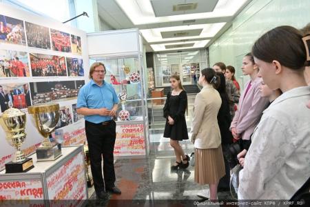 Московские коммунисты и сторонники КПРФ посетили выставку «Геннадий Зюганов. Время. События. Люди»