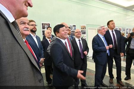 В Госдуме открылась выставка, посвященная юбилею лидера КПРФ