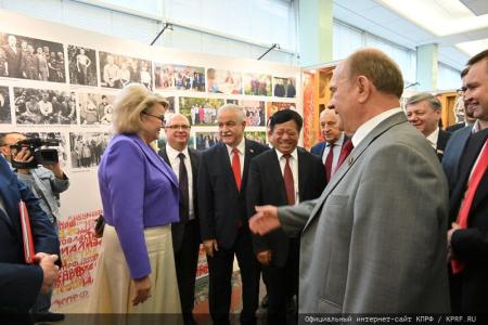 В Госдуме открылась выставка, посвященная юбилею лидера КПРФ